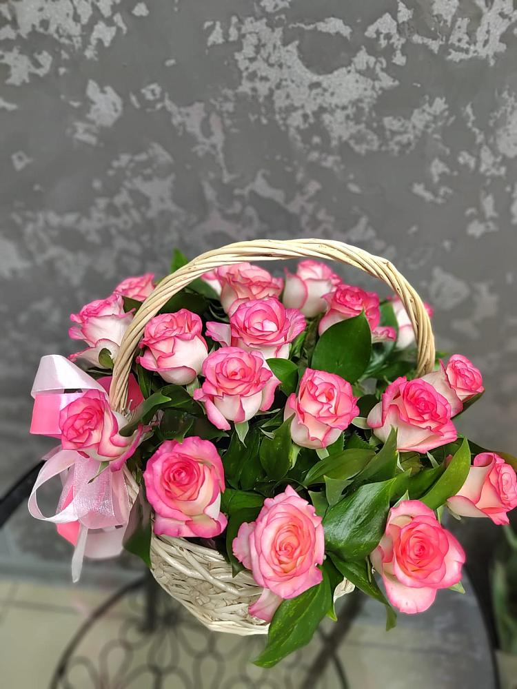 Цветочная композиция из Розы в корзине в Джубге