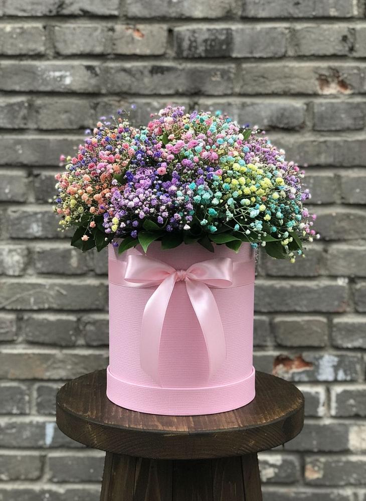 Цветочная композиция из Гипсофила и Розы в шляпной коробке в Джубге