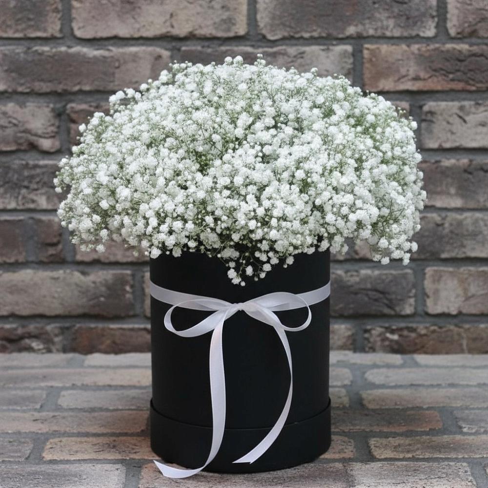 Цветочная композиция из Гипсофила в шляпной коробке в Джубге