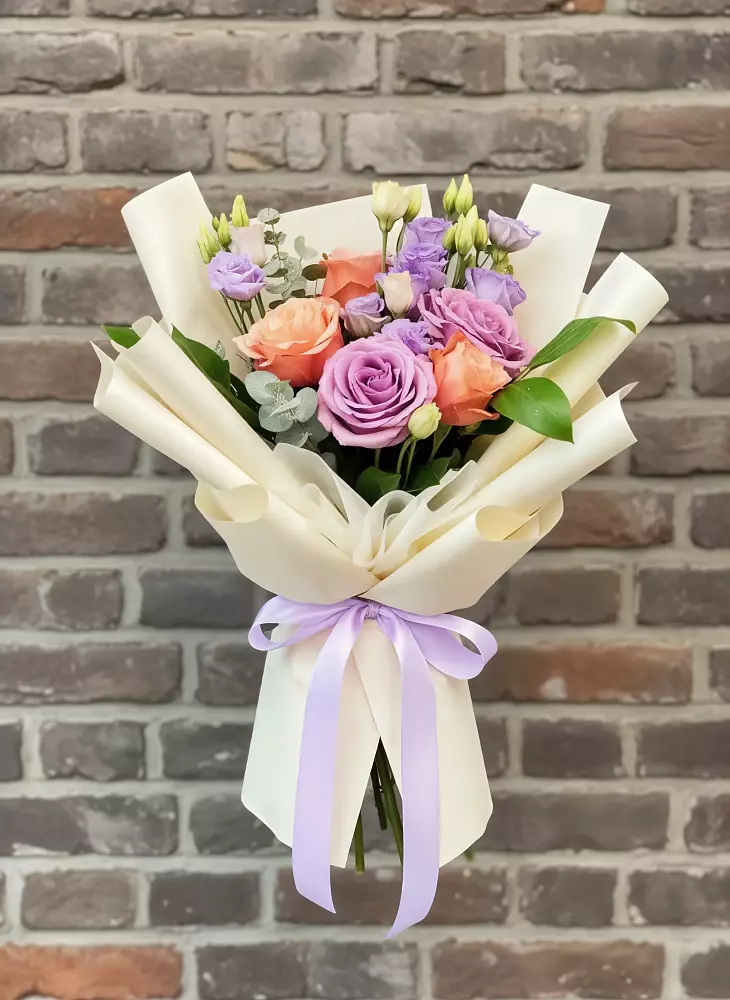 Букет цветов из: Лизиантусы и Розы в Джубге