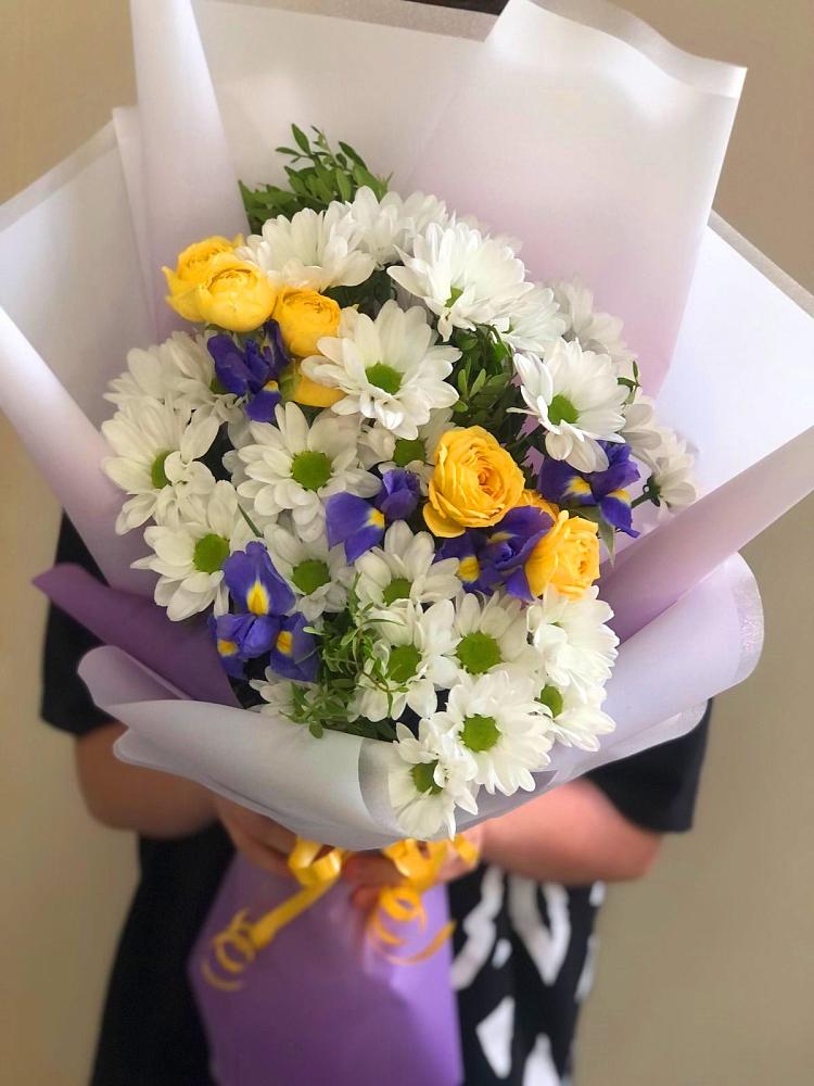 Букет цветов из: Ирисы, Хризантемы и Розы в Джубге
