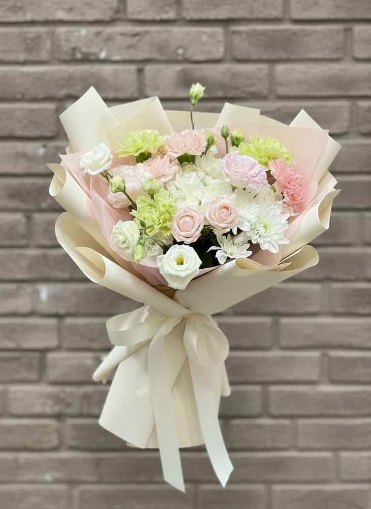 Букет цветов из: Гвоздики, Розы, Лизиантусы и Хризантемы в Джубге