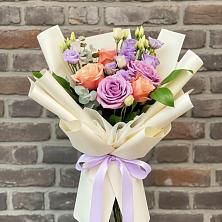 Букет цветов из:  Лизиантусы и Розы в Джубге