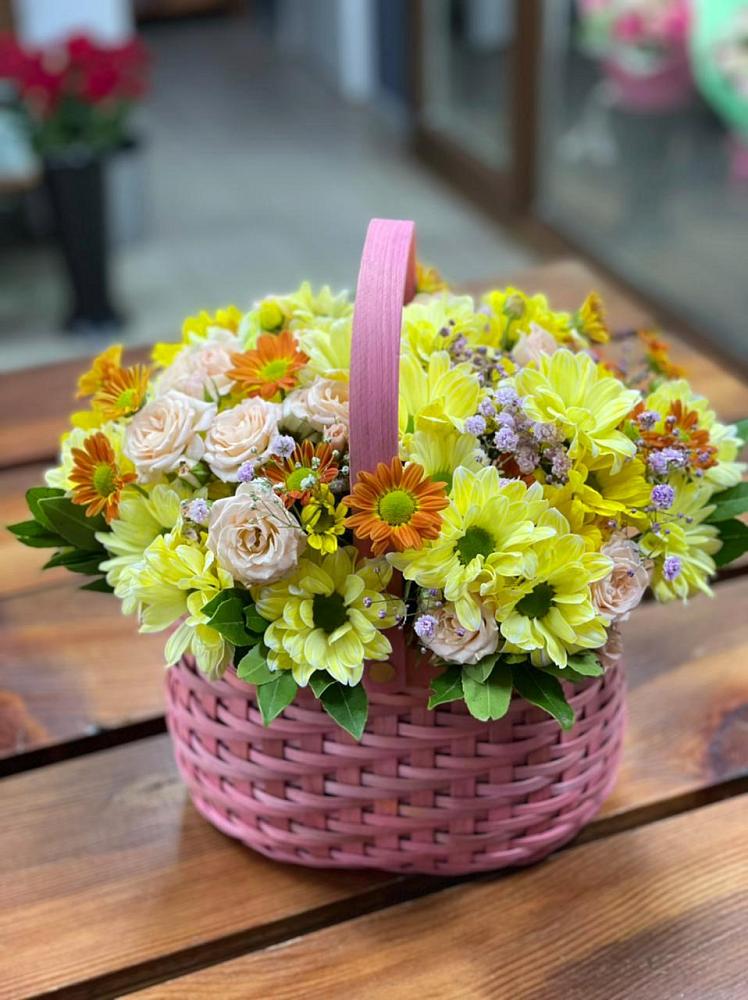 Цветочная композиция из Хризантемы и Розы в корзине в Джубге