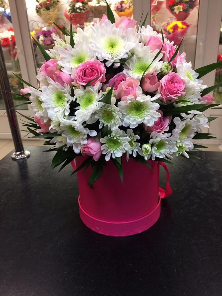 Цветочная композиция из Розы и Хризантемы в шляпной коробке в Джубге