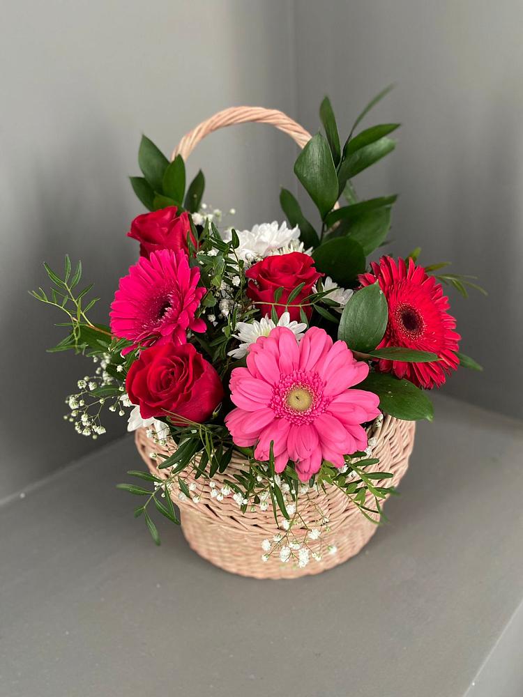 Цветочная композиция из Розы, Хризантемы и Герберы в корзине в Джубге