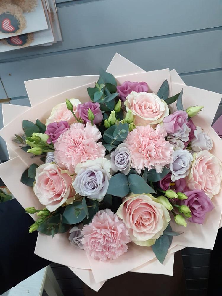 Букет цветов из: Розы, Гвоздики и Лизиантусы в Джубге