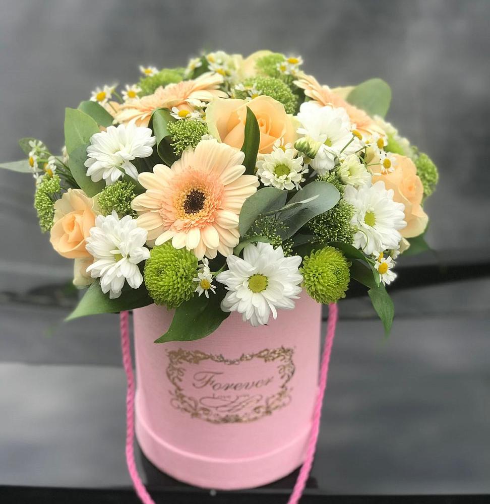 Цветочная композиция из Розы, Герберы и Хризантемы в шляпной коробке в Джубге