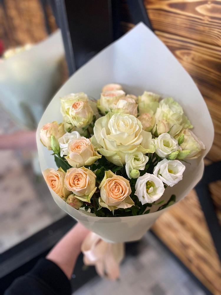 Букет цветов из: Розы и Лизиантусы в Джубге